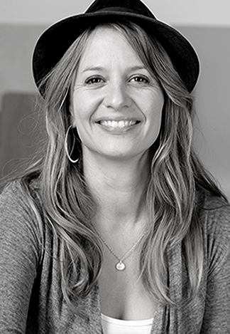 Porträt von Corinna Leibig – Kinderbuchautorin, Illustratorin und Storytelling‑Expertin für Kinder‑ und Jugendthemen rund um Gefühle, Bauchweh, Traurigkeit und starke Geschichten.