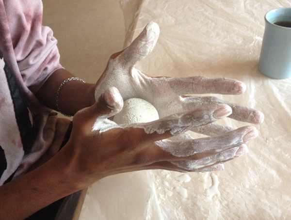 <p><strong>Ton, Holz, Steine</strong> – alles darf bemalt werden</p>