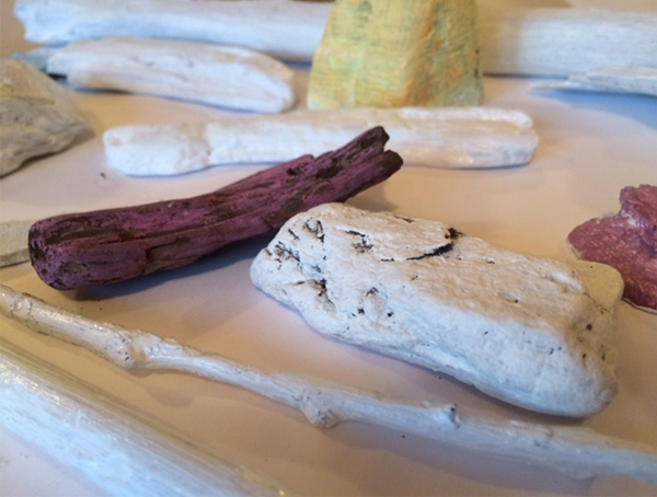 <p><strong>Ton, Holz, Steine</strong> – alles darf bemalt werden</p>