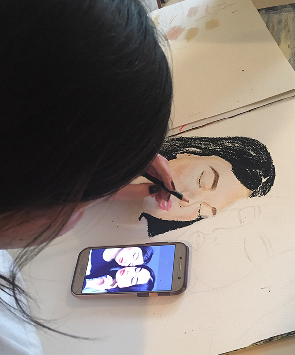 <p>Die Schüler*innen suchen sich ihre Themen und Motive, sowie die Technik selber aus</p>