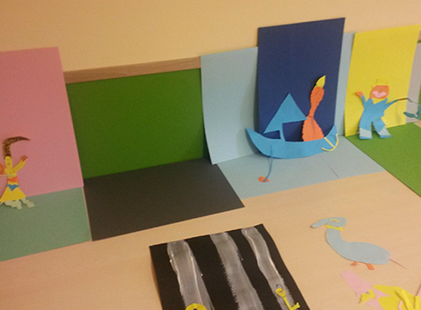 <p><strong>Theaterstück erzählt mit Collagen: </strong>bemaltes und ausgeschnittenes Tonpapier, aufgeklebt und aufgestellt, live vorgeführt und als Handyfilm festgehalten. Von einem Mädchen, deren Mama im Sterben lag, Hospiz 2014</p>