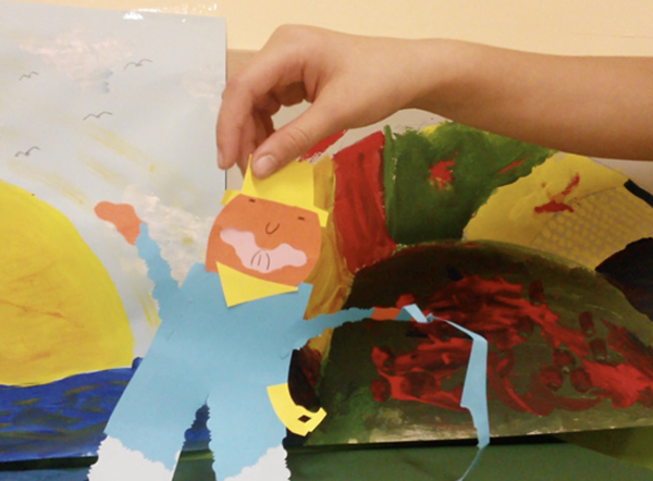 <p><strong>Theaterstück erzählt mit Collagen: </strong>bemaltes und ausgeschnittenes Tonpapier, aufgeklebt und aufgestellt, live vorgeführt und als Handyfilm festgehalten. Von einem Mädchen, deren Mama im Sterben lag, Hospiz 2014</p>