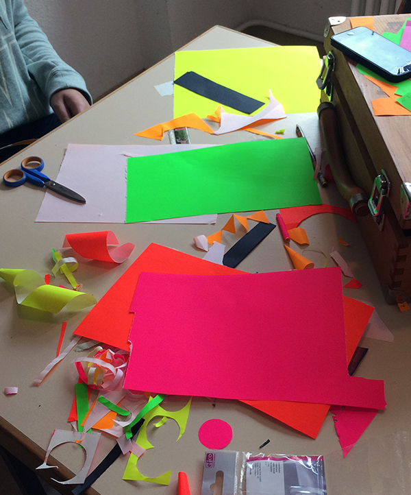 <p>Vorbereitung <strong>auf eine Ausstellung ·</strong> Installation<strong> ·</strong> Schülerin der Riehlschule</p>