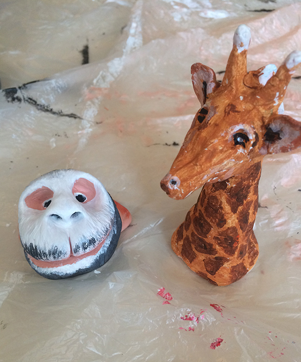 <p><strong>Aus Softton</strong> geformte und mit Acrylfarben bemalte Tiere</p>