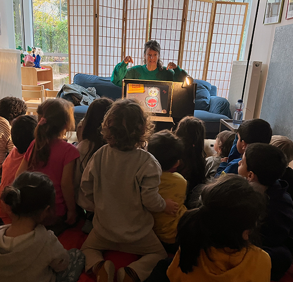 <p><strong>Vorlesetag 2024 · </strong>„Der kleine Bauchweh“ – Bilderbuch-Lesung mit Erzähltheater für Vorschulkinder in der Maria-Hilf-Kita Wiesbaden.</p>
