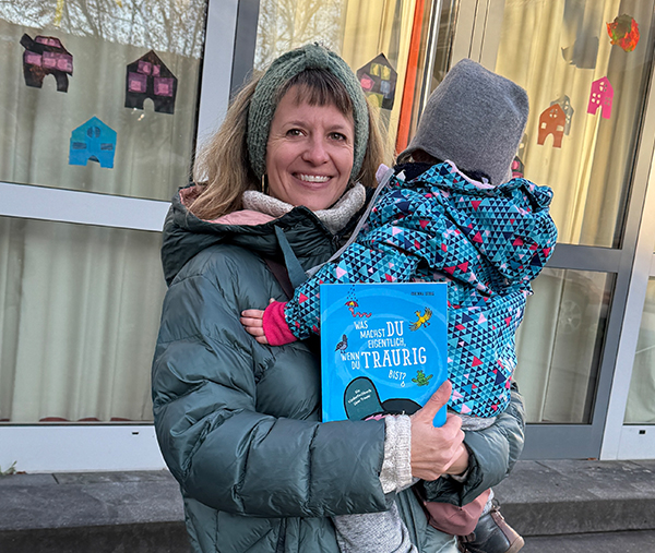 <p><strong>Vorlesetag 2025 · </strong>„Was machst du eigentlich, wenn du traurig bist?“ – Bilderbuch-Lesung für Vorschulkinder in der Maria-Hilf-Kita Wiesbaden</p>