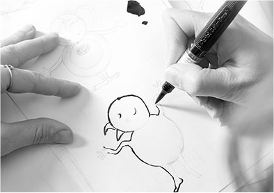 Corinna Leibig zeichnet eine Figur für ein Kinderbuch im Skizzenbuch